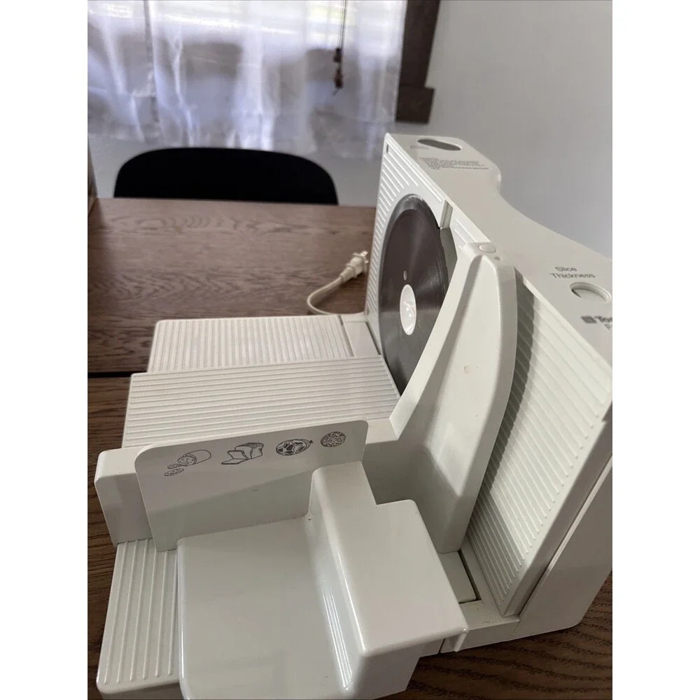 Toastmaster  Sandwich  Center Meat And Bread Slicer And Deli Snacks , Model 6121